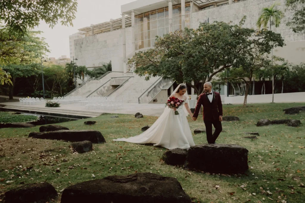Bodas Museo de Arte de Puerto Rico - novios jardin