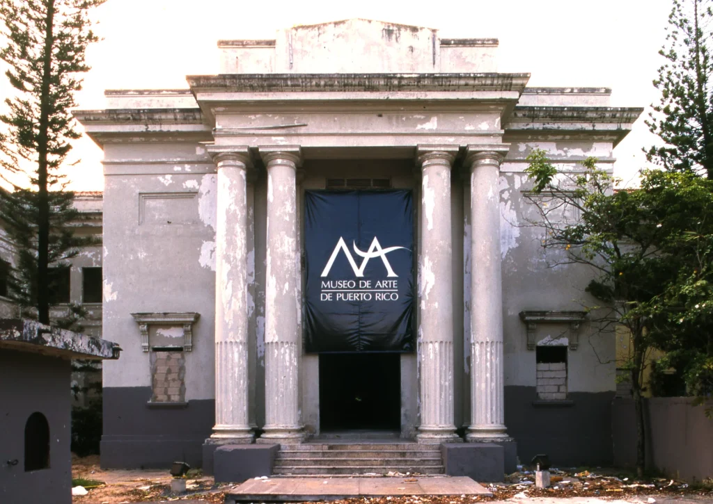 Fachada del museo en 1995