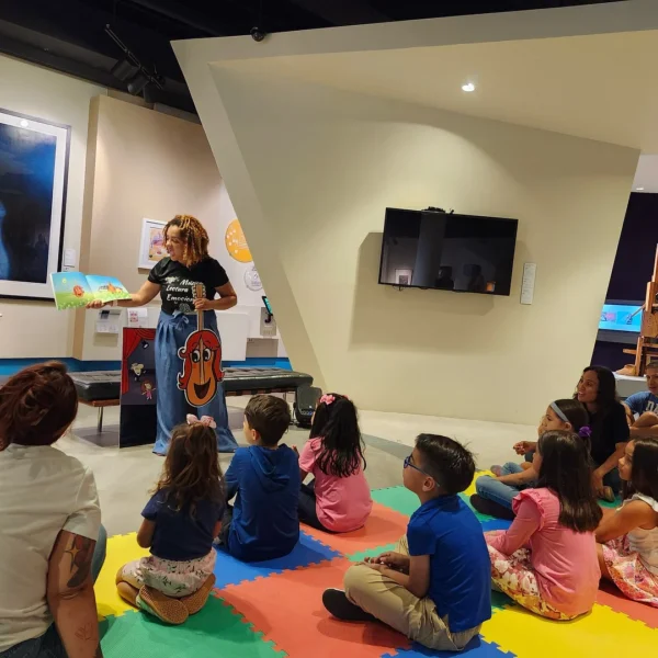 Voluntaria contando un cuento a niños