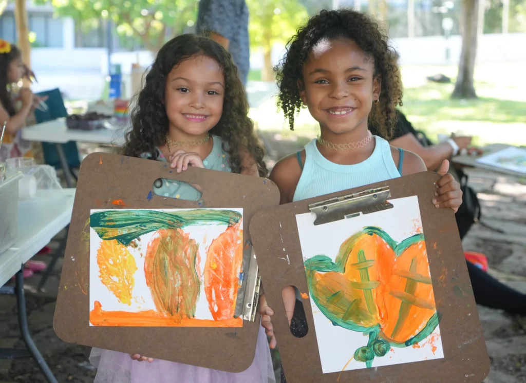 dos niñas mostrando arte