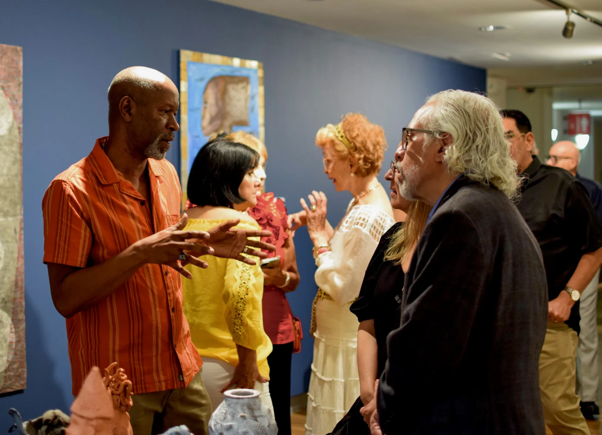 gente hablando en museo - cede