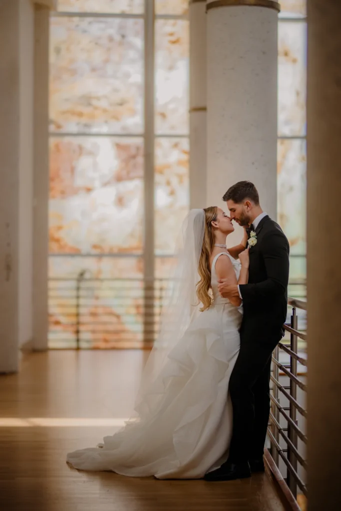 novios en el mezzanine entrepiso del museo