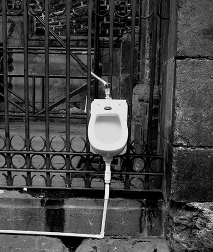 Urinal de la esquina (a Marcelo)
