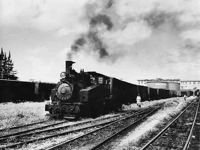 Tren en marcha en estación de la American Railroad Co. of Porto Rico en San Juan, Puerto Rico