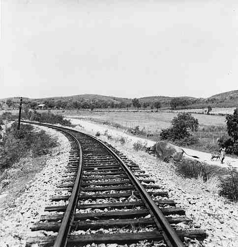 Sección de una vía de ferrocarril entre Guayanilla y Yauco, Puerto Rico