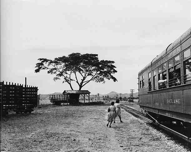 Pasajeros abandona tren en una pequeña parada cerca de Yauco, Puerto Rico